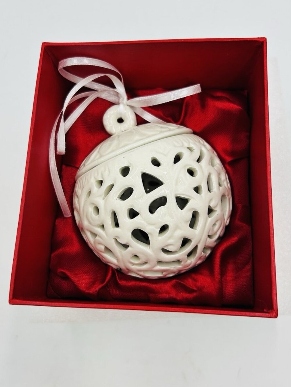 Colonial Williamsburg White Openwork Porcelain 4" Ball Ornament Opens NEW